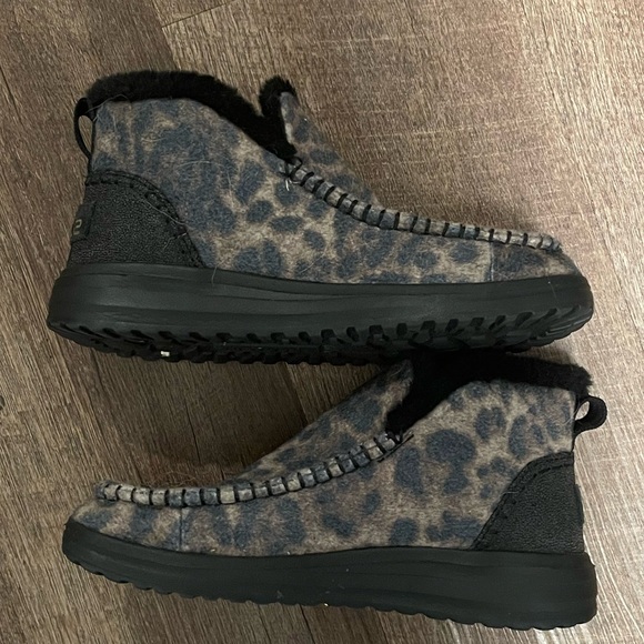 Hey Dude Denny Leo in Nut Size 6 Comfort and Fuzzy - Picture 3 of 8